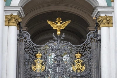 Посетитель Эрмитажа заплатит 825 тыс. за сидение на троне