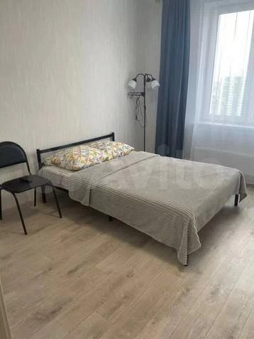 В этой квартире есть кровать — в однушках часто оставляют или покупают диваны | Источник: «Авито»