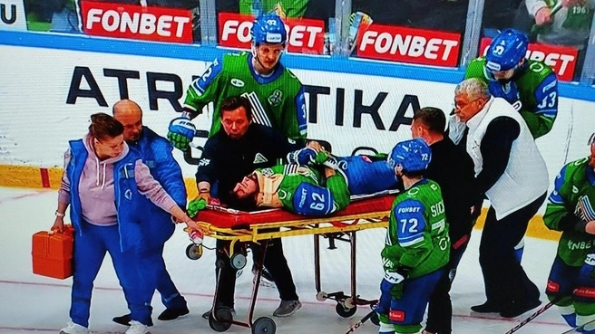 Игрока «Салавата» уносили с игры против ярославского «Локо» | Источник: KHL