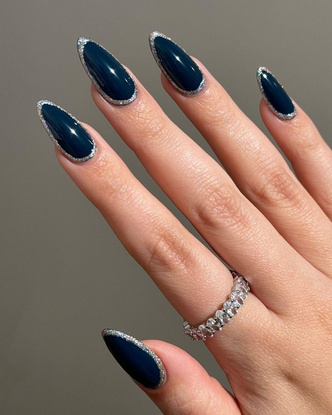 Синий маникюр с блестящим контуром — необычный и стильный дизайн ногтей на зиму 2024