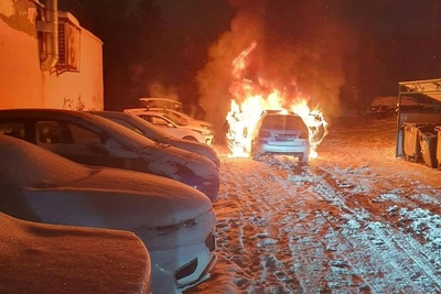 На Юго-Западе Екатеринбурга сгорел Mercedes у школы