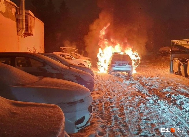 На Юго-Западе сгорел Mercedes, припаркованный недалеко от школы: видео | Источник: читатель E1.RU