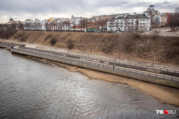 Целый пляж показался из-под воды | Источник: Кирилл Поверинов / 76.RU
