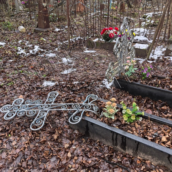 А здесь&nbsp;— крест и вовсе погнут | Источник: «Перекоп в объективе» / vk.com