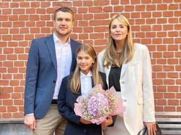Фигурант уголовного дела о хранении наркотиков Анатолий Руденко появился на премьере спектакля с женой и дочкой