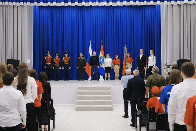 В торжественной обстановке школе Рощинского передали копию боевого знамении 81 полка | Источник: Иван Макеев