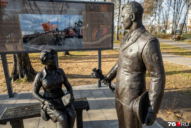 У этого нового памятника длинное название: «Курсант Ярославского военного финансового училища на свидании с будущей невестой» | Источник: Александр Куренной / 76.RU