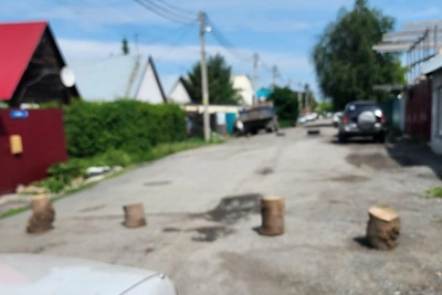 Перекрыли мусором: жители частного сектора блокируют проезд