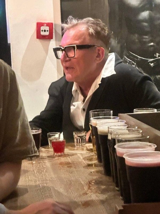 Гости бара сообщают, что ведущий угощал всех бесплатными напитками | Источник: Трапезник / t.me