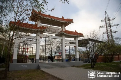 В Благовещенске строят парковку у парка Дружбы