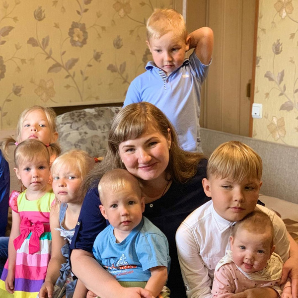 Мама десяти погодок Оксана Усова спасла дочь от рака крови