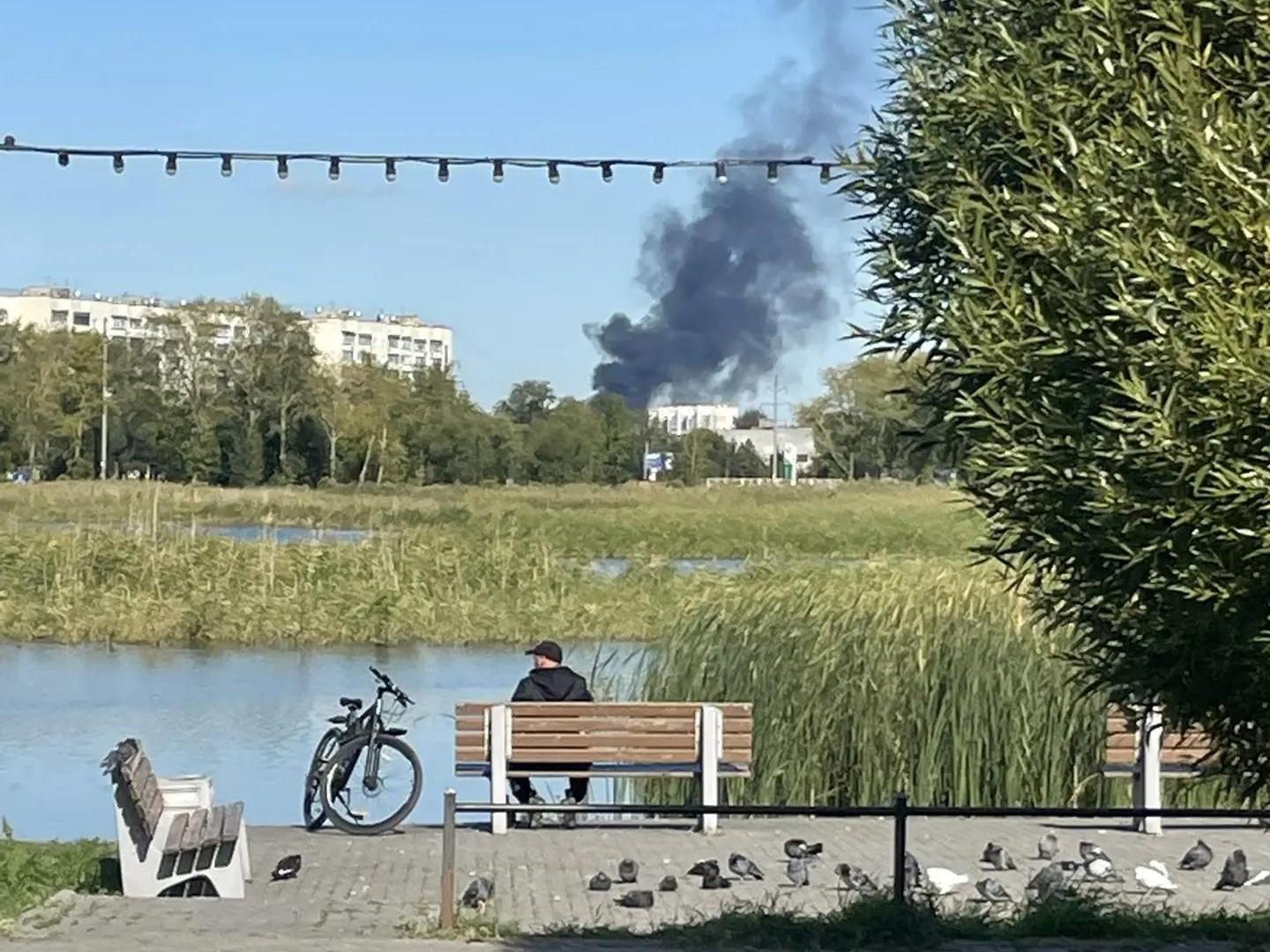 Столб черного дыма поднялся над промзоной в Челябинске, но это не пожар