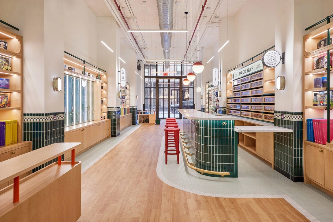 Покеболы, плитка и кленовое дерево: интерьер магазина Pokеmon в Нью-Йорке | Источник: Эрик Бернштейн