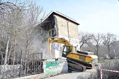 На Тихом Компросе разбирают завалы после обрушения стены