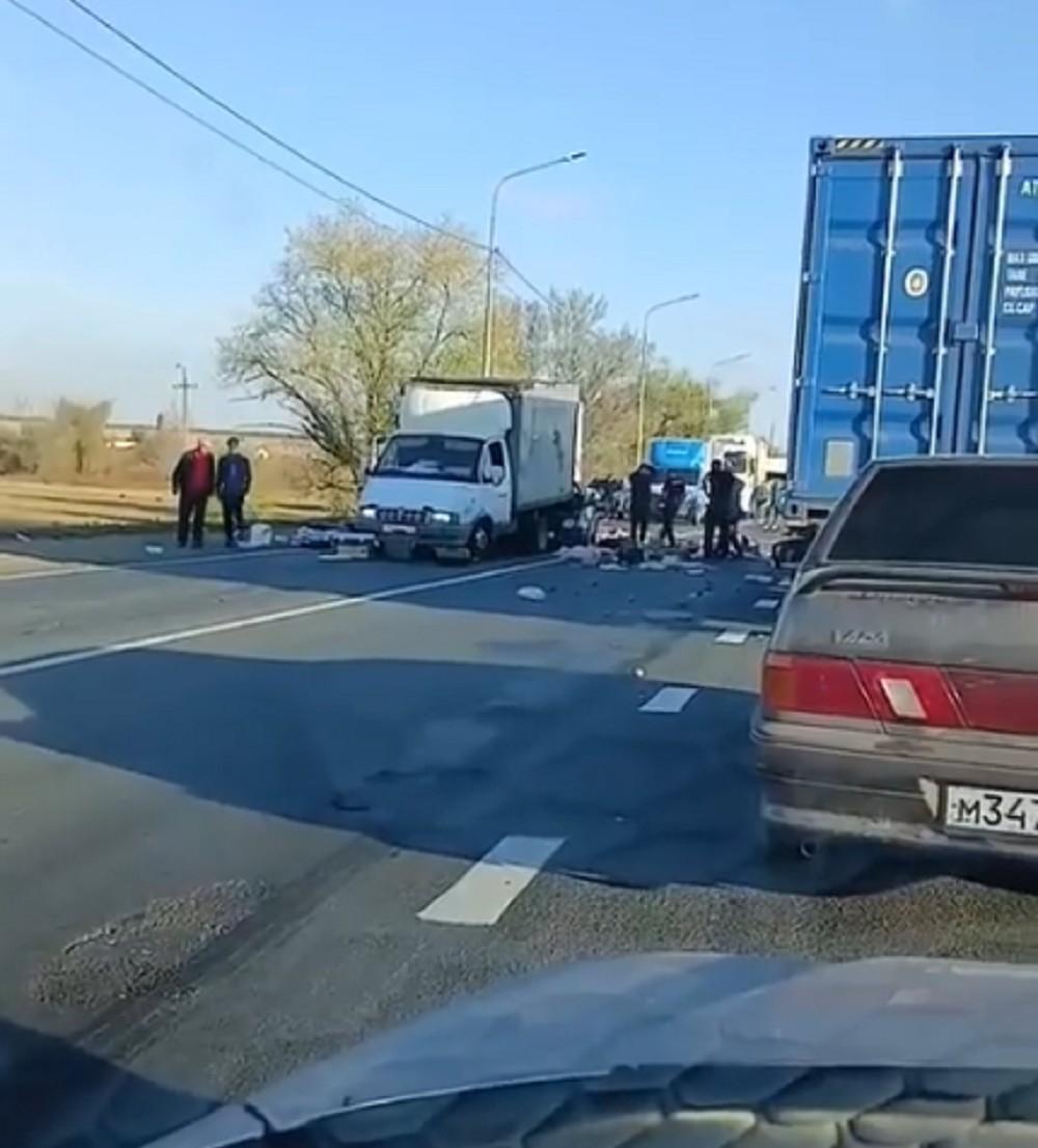 «Я так понял, тут летальные ребята». Очевидцы сообщают о массовом ДТП на федеральной трассе под Вол…
