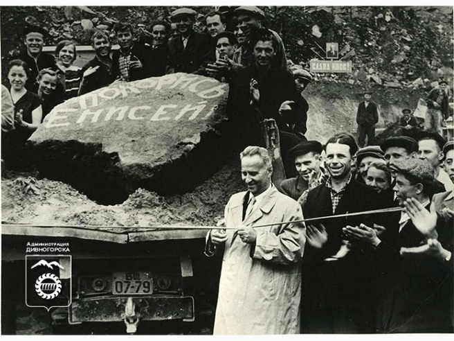 8 августа 1959 года. Глыба «Покорись, Енисей!» на самосвале перед сбросом в перемычку. Вокруг — вся стройка: событие было праздничным | Источник: divnogorsk.gosuslugi.ru