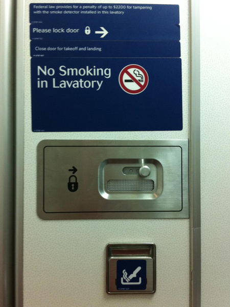 Зачем в самолете пепельницы, если курение строжайше запрещено? Объясняет стюардесса
