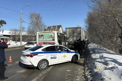 ДТП в Барнауле: автобус и грузовик, 12 пострадавших