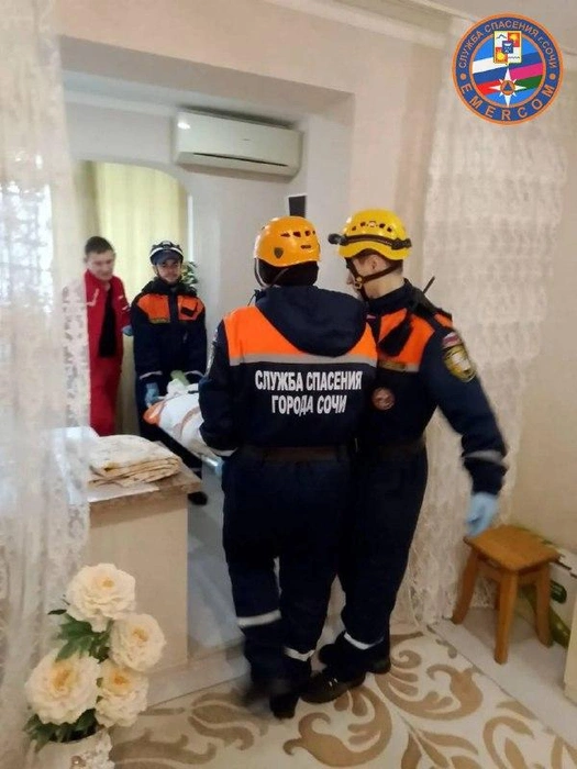 Прибывшие на место спасатели оперативно вскрыли входную дверь | Источник: Служба спасения Сочи