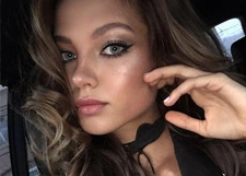 Алеся Кафельникова оголила грудь в провокационной фотосессии