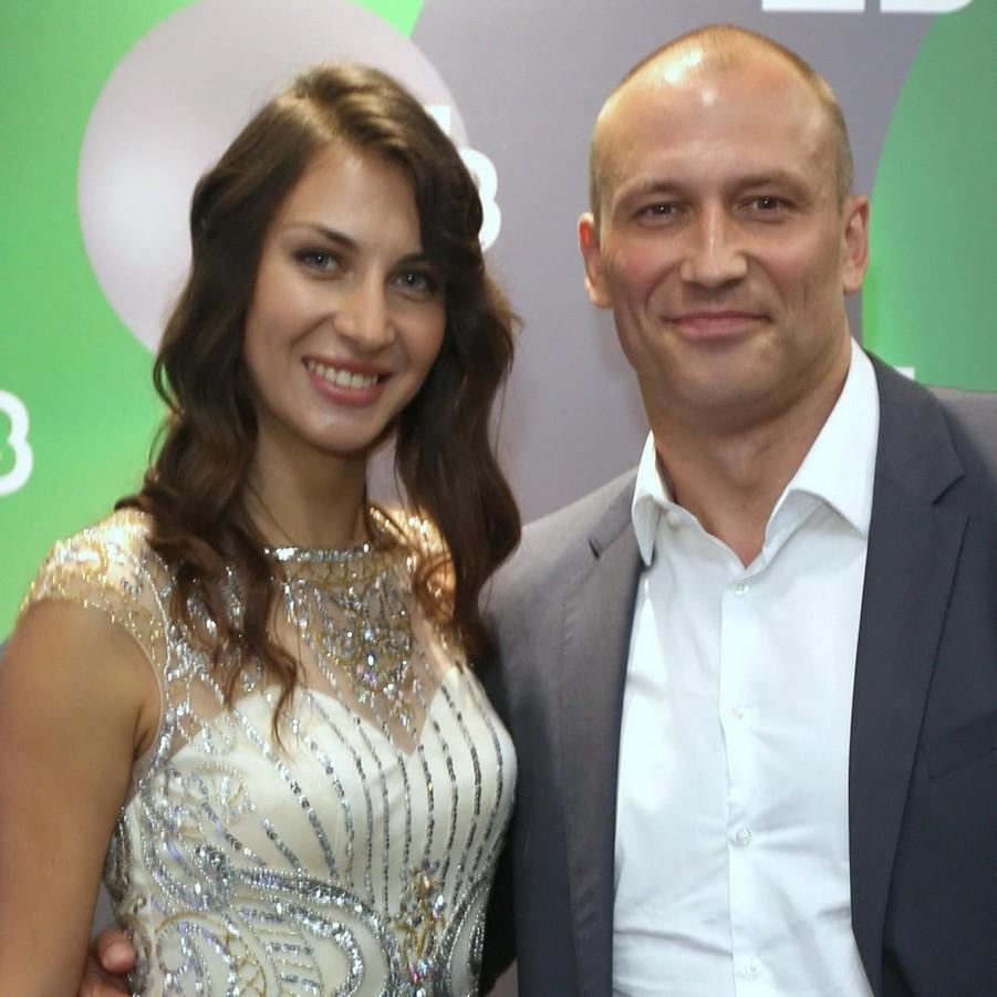 Требует 13 млн и прописал в квартире четвертую супругу: зачем бывшая жена терпит издевательства Константина Соловьева