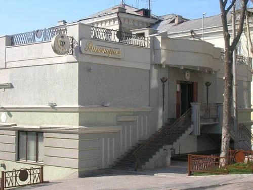 Вход в единственный выставочный зал раньше находился с торца здания | Источник: Яндекс.Карты