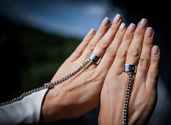 Руки молодой жены украшал не только идеальный маникюр, но и кольца с именем супруга