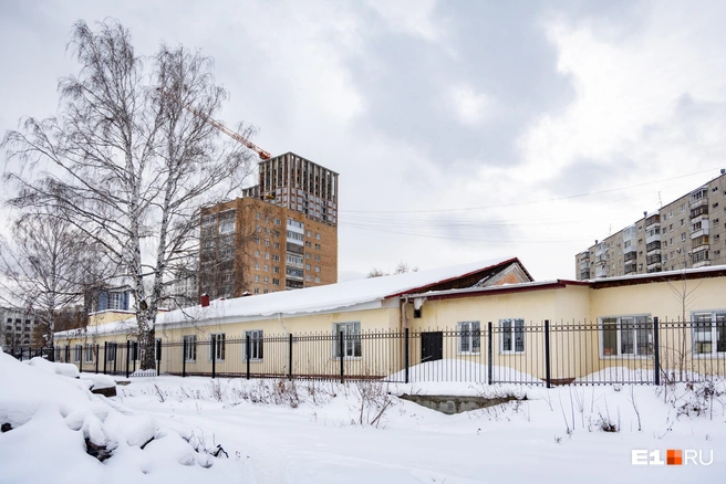 Если стоять лицом к мосту, можно увидеть границы участка застройки. Слева — мастерские, справа — еще одно здание. Они принадлежат РЖД | Источник: Владислав Лоншаков / E1.RU