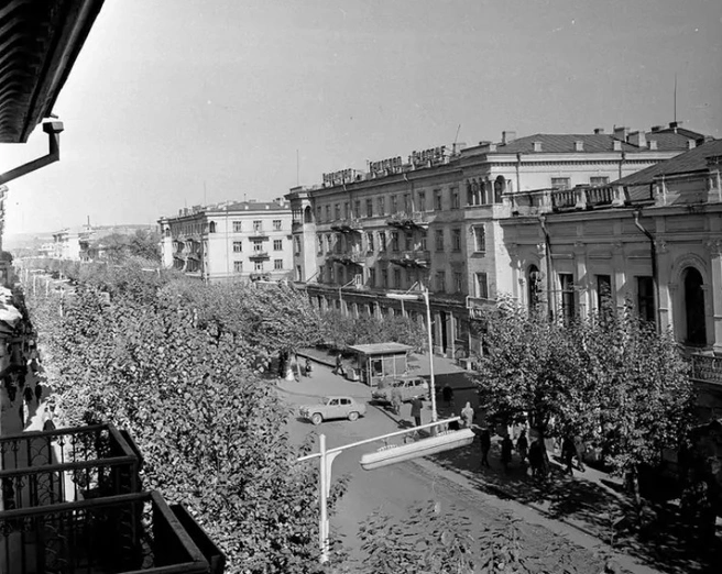 Вид на дом №30 на улице Карла Маркса в середине 60-х годов | Источник: Эдгар Брюханенко, pastvu.com