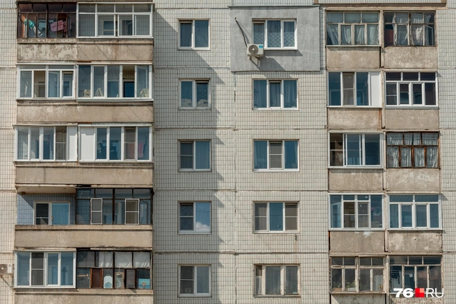Классический вид панельки, который знаком каждому жителю Ярославля | Источник: Александр Куренной / 76.RU