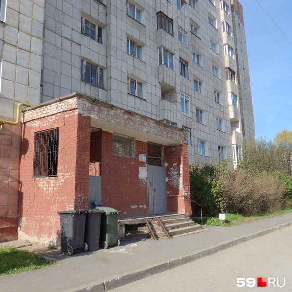 У дома один подъезд, перед входом в который на лестнице сделали пандус для колясок | Источник: Кирилл Хафизов / 59.RU
