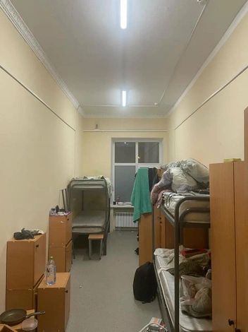 На двух из четырех кроватях царит беспорядок | Источник: Артем Стодольский / «Яндекс Карты»