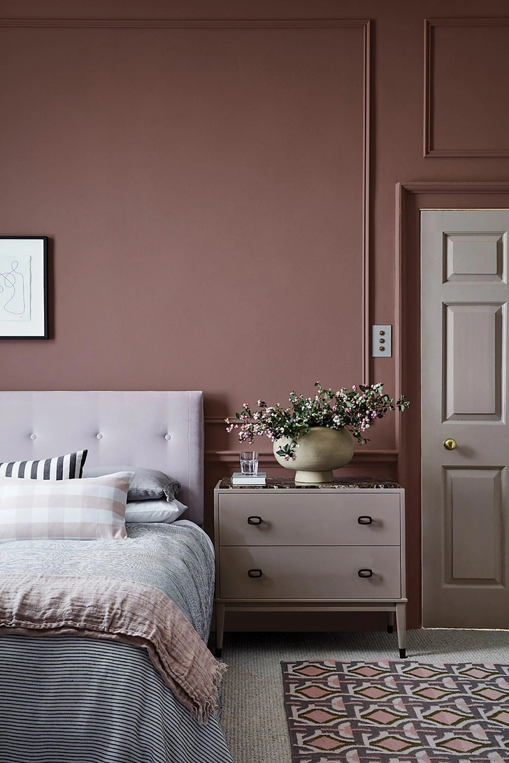 Оттенки Nether Red LG315, French Grey Dark LG163, все — Little Greene. | Источник: Manders.ru