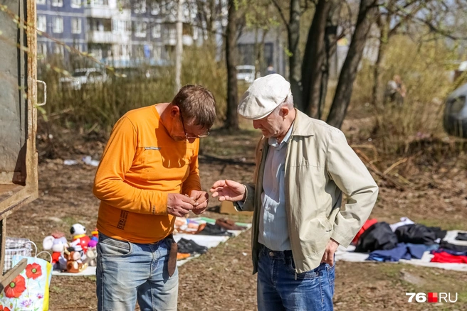 Для многих продавцов барахолка — возможность пообщаться | Источник: Кирилл Поверинов / 76.RU