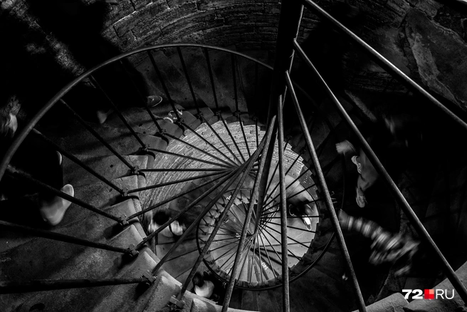 Спускаться с колоннады легче, чем карабкаться вверх | Источник: Ирина Шарова / 72.RU