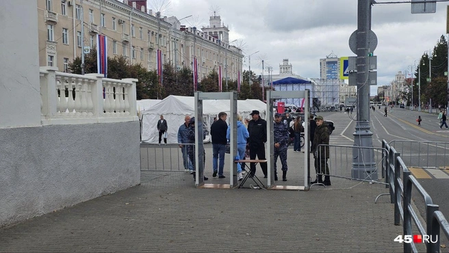 Рамки на входе у центральной площади | Источник: Дарья Никитченко /45.ru