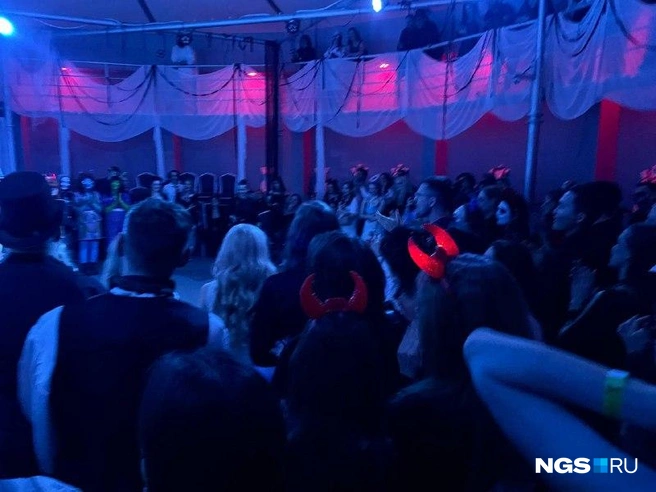 И правда, как на балу у Воланда | Источник: Алёна Золотухина / NGS.RU