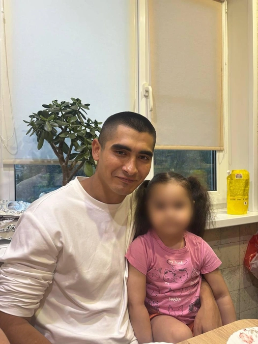Михаил сейчас служит по контракту и редко выходит на связь, но всё же пытается поддерживать маму и сестер | Источник: читатель 74.RU