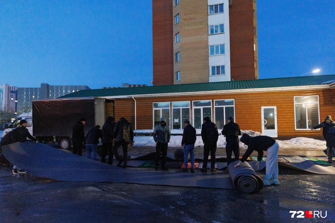 В 6 утра заканчивали готовить пространство для намаза возле мечети. Коврики расстилали на земле  | Источник: Ирина Шарова / 72.RU 