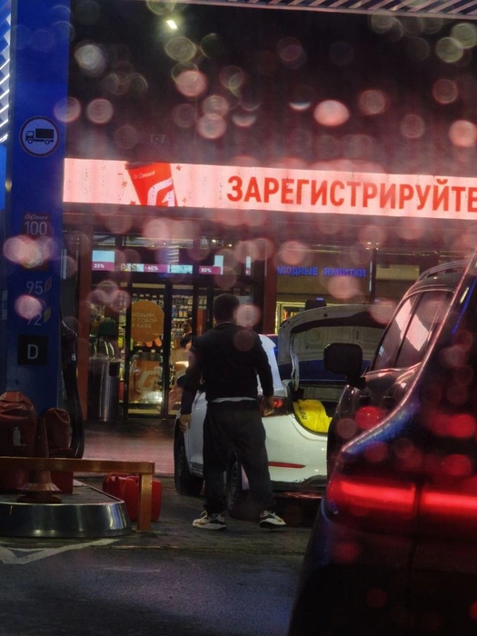 Водители возмущаются, что некоторые не только заливают в канистры, так еще и влезают без очереди | Источник: читатель E1.RU