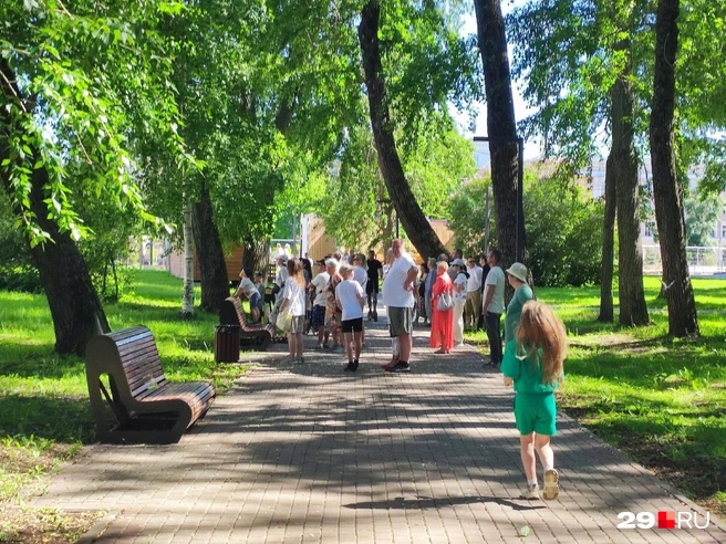 Посетители Петровского парка наблюдают за тушением через забор | Источник: Юрий Скородумов / 29.RU