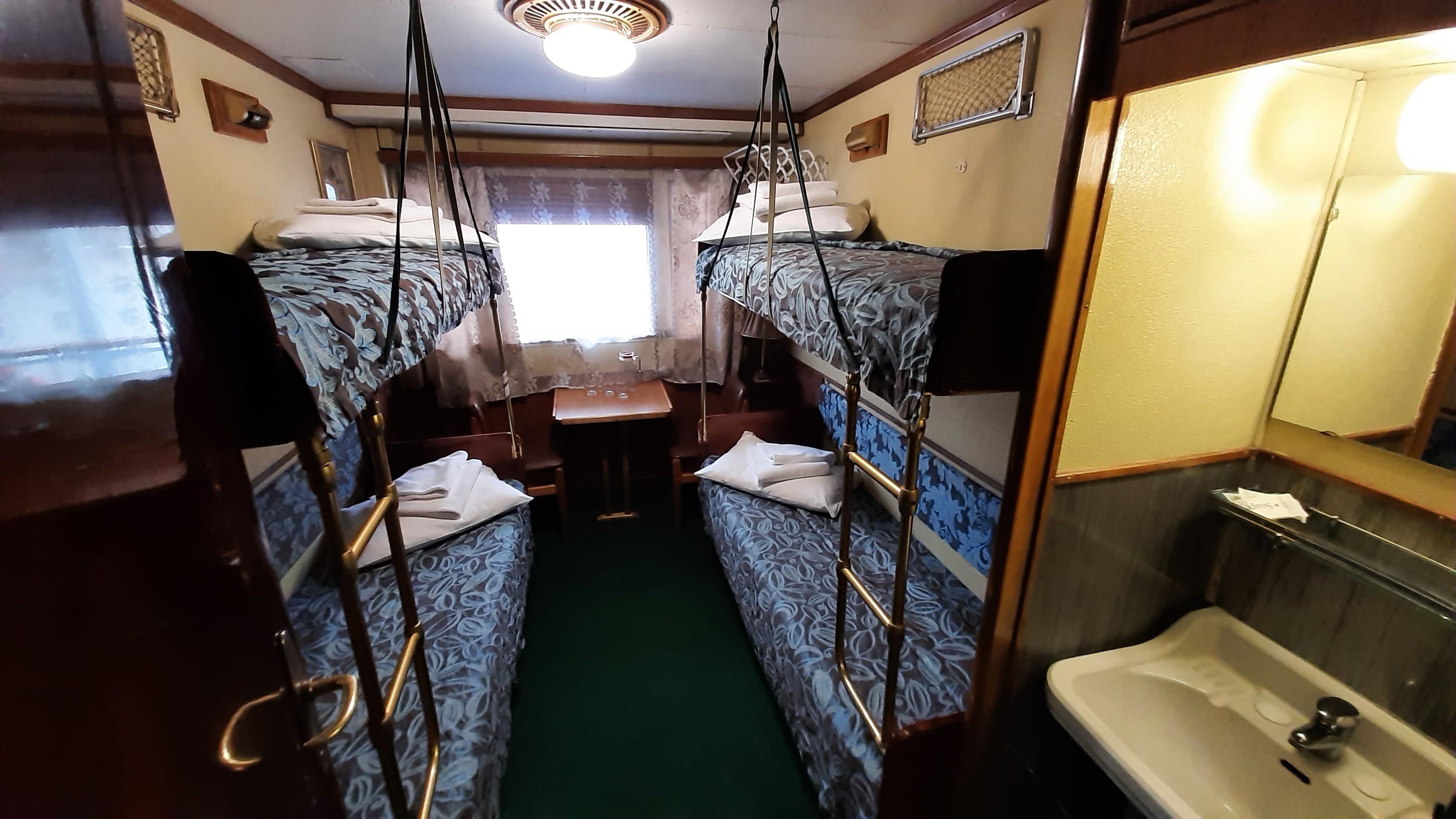 Как в плацкарте: посмотрели каюты и цены круиза на трехпалубном теплоходе, который причаливал в Уфе