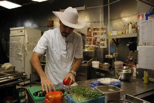 Колумбийский повар не расстается со своей шляпой даже на кухне  | Источник: Стас Соколов / NGS.RU