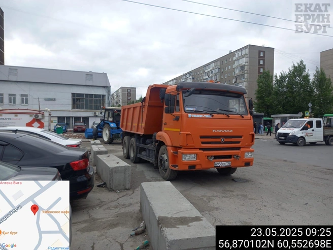 Спецтехника уже на месте и готова убирать оставшийся мусор | Источник: пресс-служба администрации