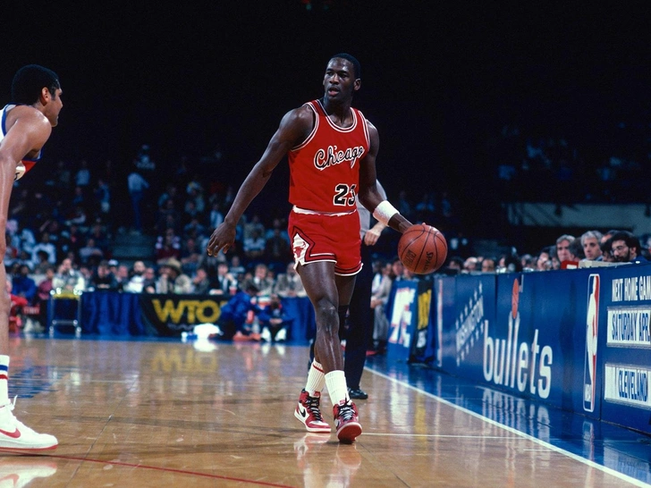Майкл Джордан играет в кроссовках Nike Air Jordan 1, 1985 год