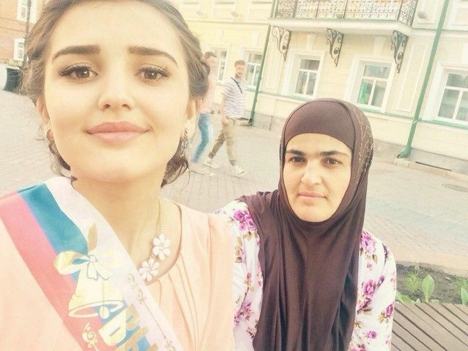 Дина окончила девять классов | Источник: senoritasaeva / Instagram.com*