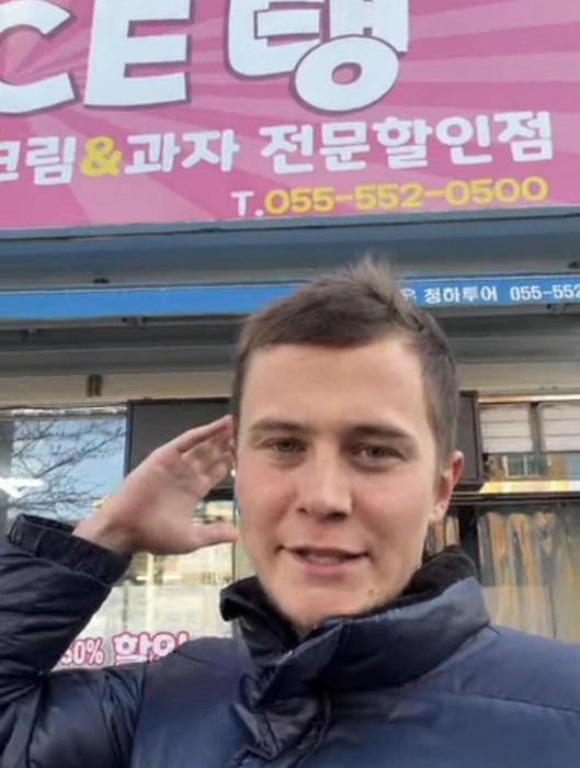 Евгений Калинин делает обзоры на магазины | Источник: скриншот из видео seulskie__korea в Instagram* (соцсеть признана экстремистской и запрещена на территории России)