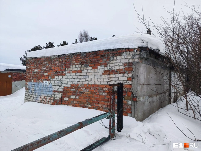Зимой ограждение и камеры установили у самих гаражей | Источник: читательница E1.RU