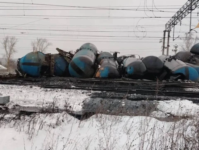 В РЖД заявили, что распространение мазута локализовано на участке у железнодорожной насыпи. | Источник: Центральное МСУТ СК России / t.me