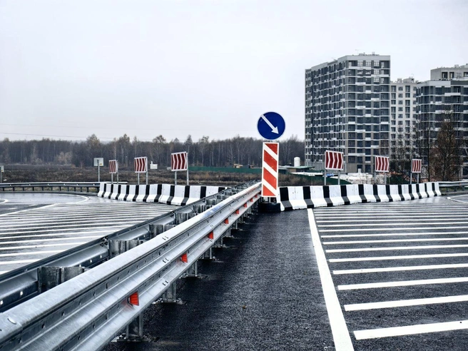 Дорога к жилым домам на заднем плане временно закрыта | Источник: Павел Краотовкин / 72.RU